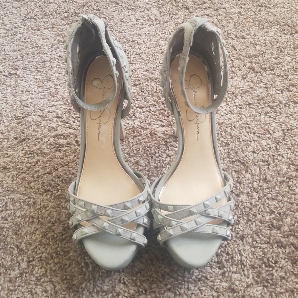 Jessica Simpson- grey heels